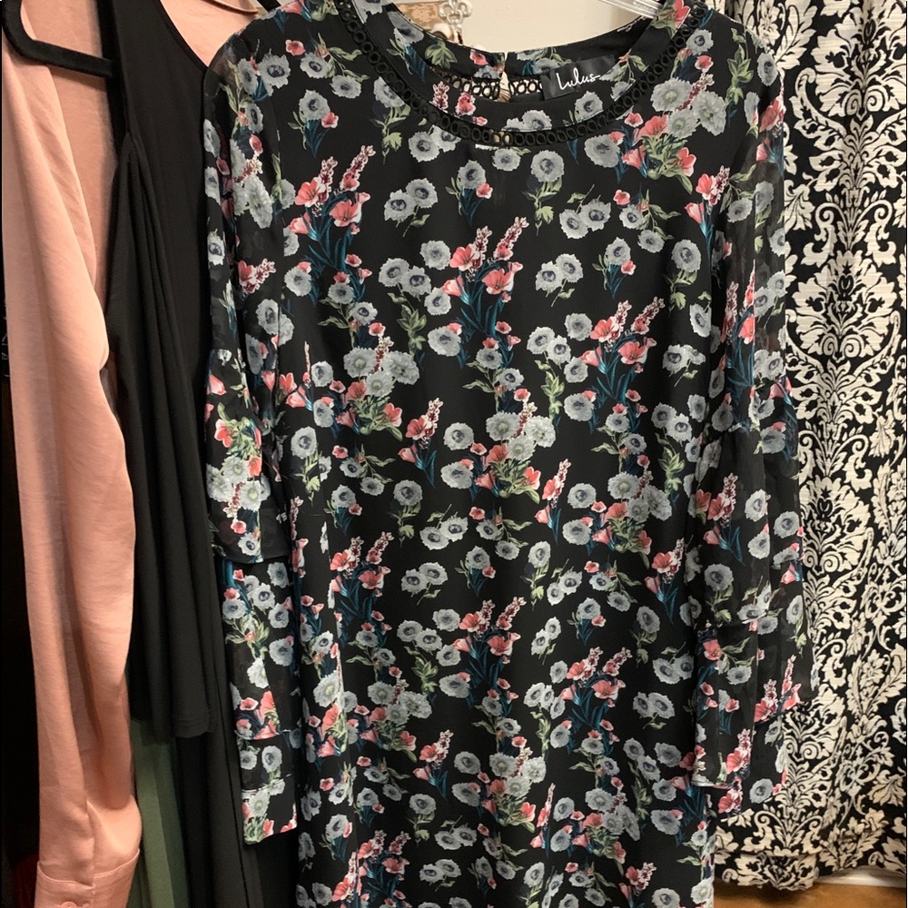 Lulu’s Floral with adorable flowy layered sleeves.